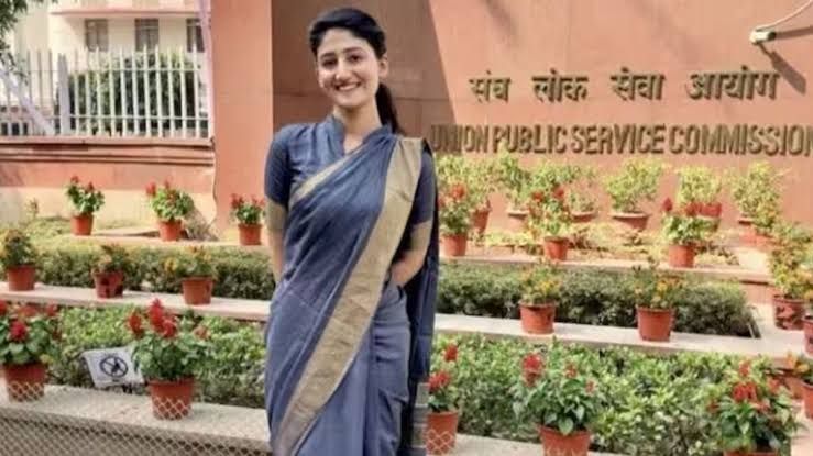 One of India's youngest #IAS officers, Neha Byadwal avoided mobile phone usage and social media during the course of her UPSC preparation for nearly 3 years.