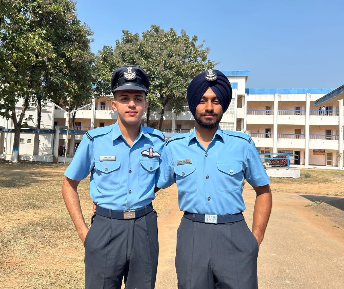 DailyPostPhh's tweet photo. ਮੋਹਾਲੀ ਦੇ 8 brilliant alumni students ਨੂੰ Defence Officers ਵਜੋਂ ਨਿਯੁਕਤ ਹੋਣ 'ਤੇ ਸੁਖਬੀਰ ਸਿੰਘ ਬਾਦਲ ਨੇ ਦਿਲੋਂ ਦਿੱਤੀ ਵਧਾਈ।
#SukhbirSinghBadal #mohali #defenceofficers #achievement #motivational #DailypostTV https://t.co/pf6b0hbUIU