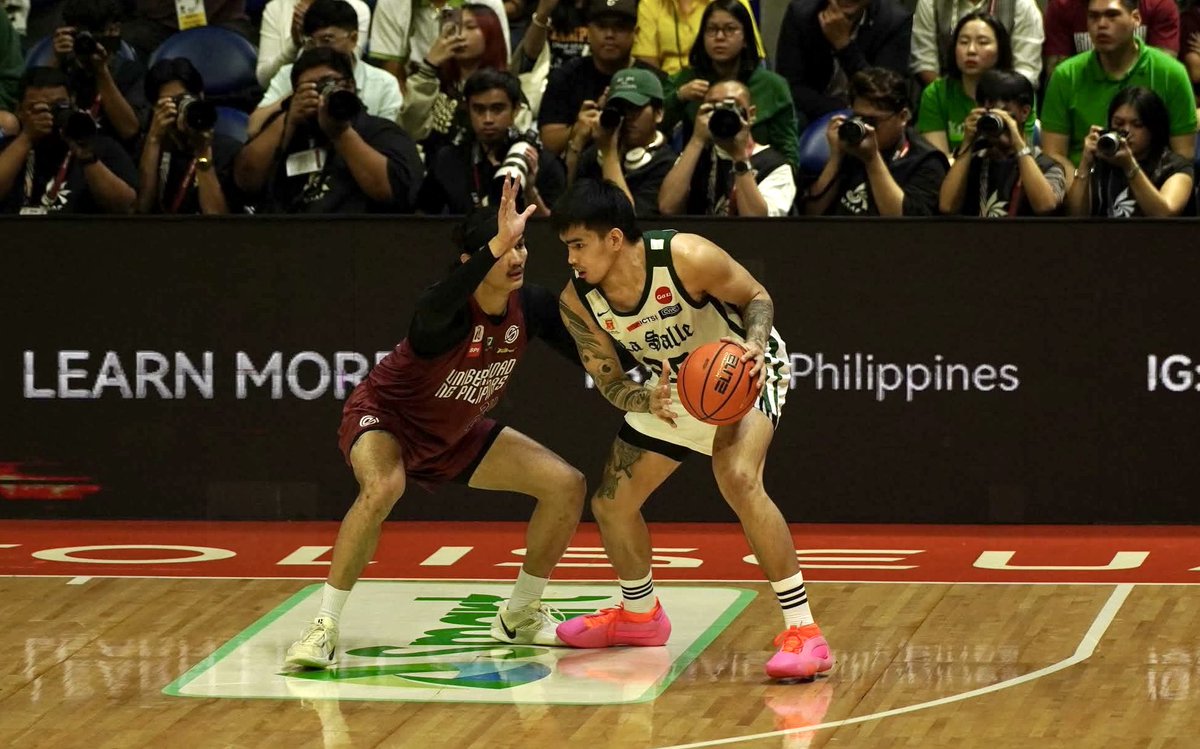 matchpointmilli's tweet photo. 💚 GREEN ARCHERS vs FIGHTING MAROONS ♥️

It was an intense first quarter battle between DLSU and UP, 21-21, for Game 3 of the UAAP Season 87 Men's Basketball Finals. @dzrhnews 

#StrongerBetterTogether

📷 Franz Labra, DZRHTV https://t.co/suwRJvwwXJ