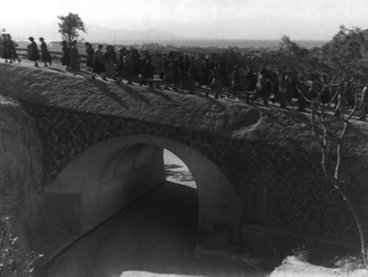 Me han pasado un nuevo Shimizu con subtítulos en español, el maravilloso "Naze kanojora wa sô natta ka" (1956). Aquí está para quien le interese:
mega.nz/folder/pZ0RCap…