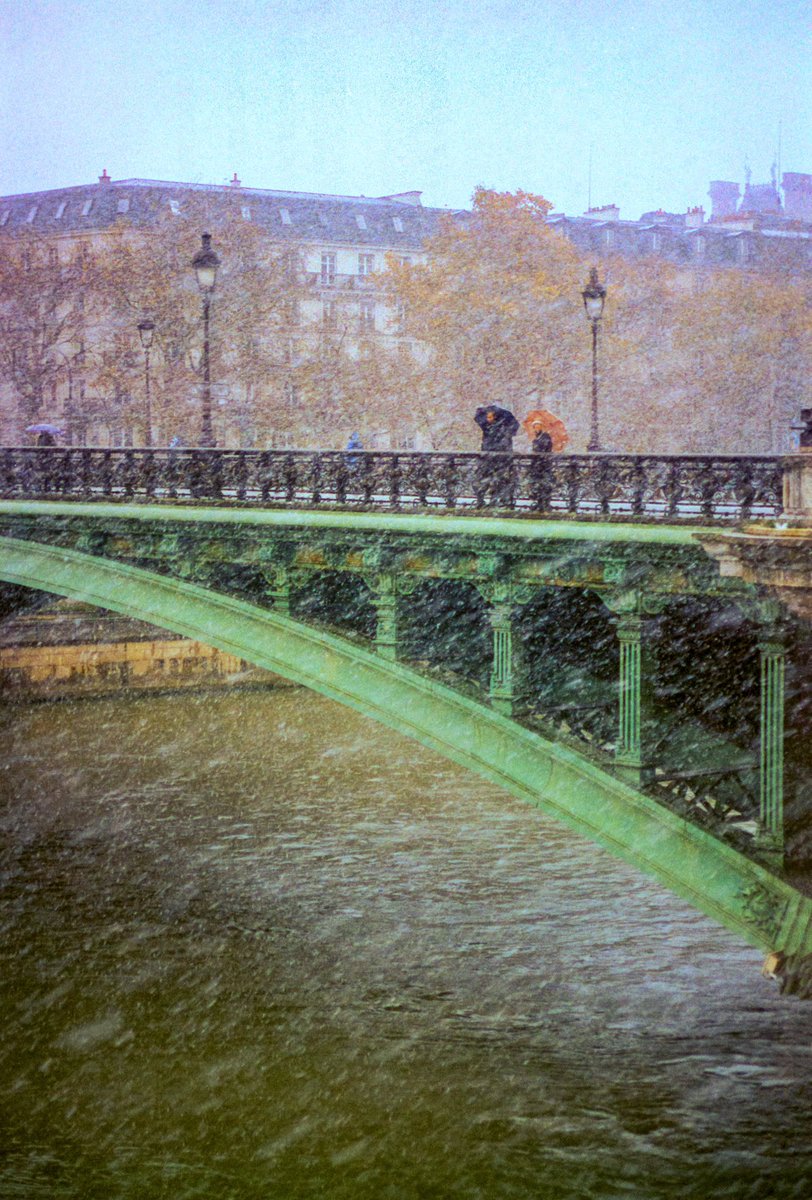 Le tirage / La photographie 🎞️👨🏼‍🎨

Il y a quelques jours, j’ai partagé cette photo argentique d’une scène enneigée à Paris. Je me disais qu’elle se suffisait à elle-même, en dehors de sa série. Et..