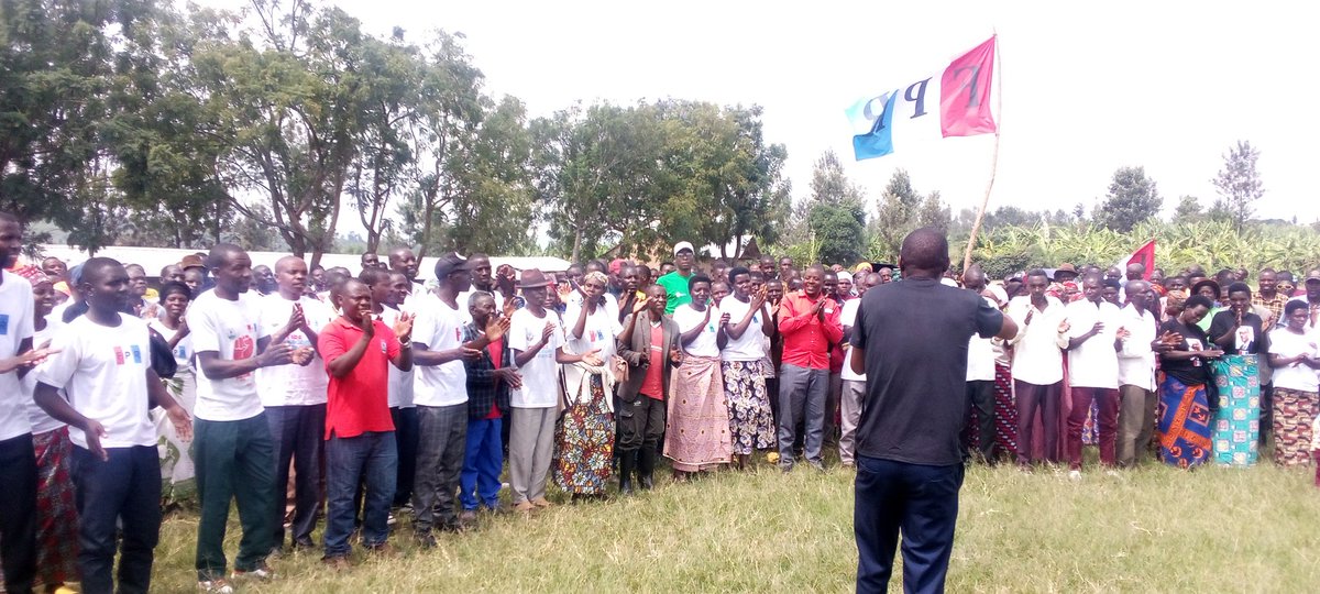 de_ndoli's tweet photo. Nuko duhura na Mudugudu waganiriye na @ScoviaMutesi ati"abakuru ni babiri  ,Nyakubahwa Perezida wacu bwite #PaulKagame na Mudugudu ,aha twari mu matora y'umuryango @rpfinkotanyi mu kagari ka #Kigasha  @NgaramaSectorR @GatsiboDistrict 
@RpfGatsibo @Mamaurwagasabo1 
#RPFonTop https://t.co/laxHh7BbZa