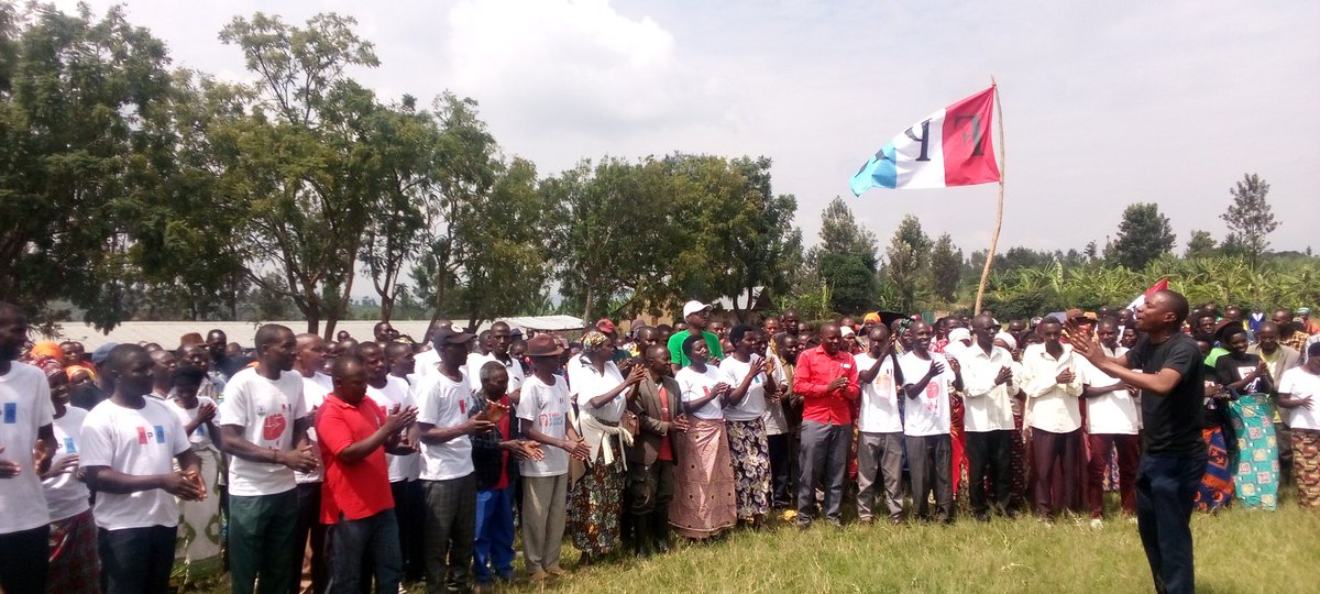 de_ndoli's tweet photo. Nuko duhura na Mudugudu waganiriye na @ScoviaMutesi ati"abakuru ni babiri  ,Nyakubahwa Perezida wacu bwite #PaulKagame na Mudugudu ,aha twari mu matora y'umuryango @rpfinkotanyi mu kagari ka #Kigasha  @NgaramaSectorR @GatsiboDistrict 
@RpfGatsibo @Mamaurwagasabo1 
#RPFonTop https://t.co/laxHh7BbZa