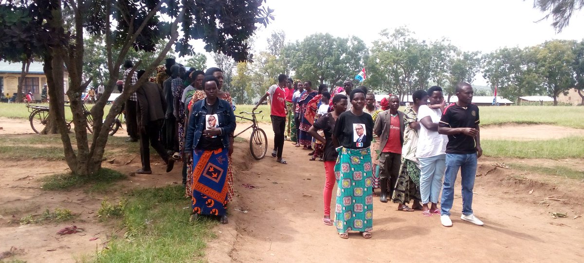 de_ndoli's tweet photo. Nuko duhura na Mudugudu waganiriye na @ScoviaMutesi ati"abakuru ni babiri  ,Nyakubahwa Perezida wacu bwite #PaulKagame na Mudugudu ,aha twari mu matora y'umuryango @rpfinkotanyi mu kagari ka #Kigasha  @NgaramaSectorR @GatsiboDistrict 
@RpfGatsibo @Mamaurwagasabo1 
#RPFonTop https://t.co/laxHh7BbZa