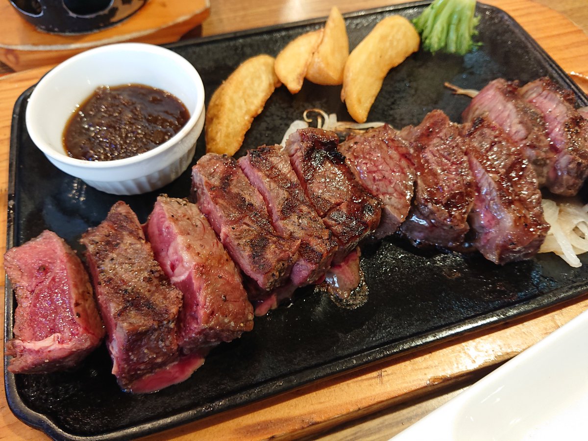 tatsujin_do's tweet photo. BigBoy の 厚切りみすじステーキ300g
咬みごたえあるね。赤ワインとの相性がビッグボーイ🙆
ウマイよ
#BigBoy #ビッグボーイ #ステーキ #ハンバーグ #瑞穂市 #XZ2compact https://t.co/zBGjGu0ZeB
