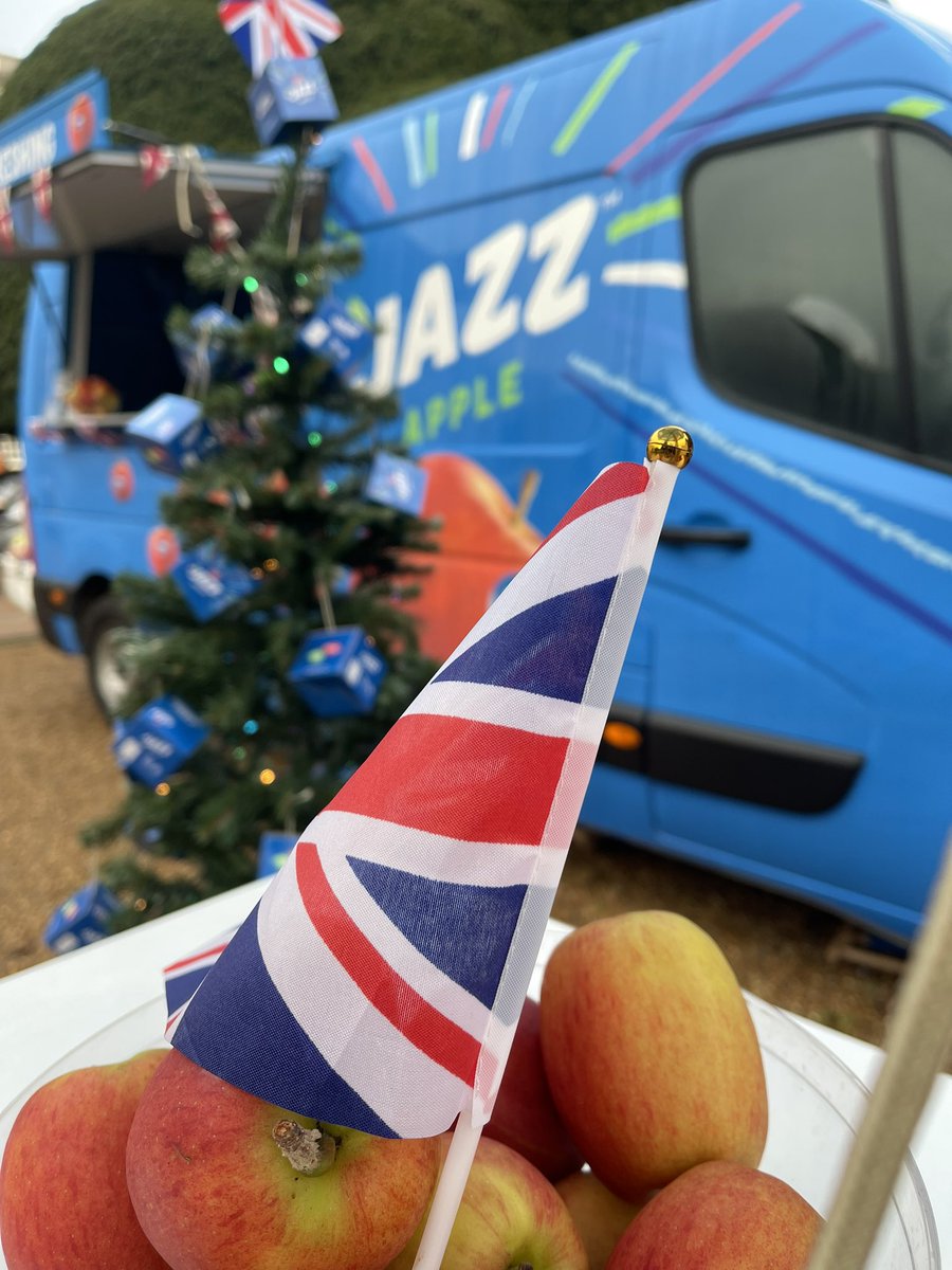 JazzAppleUK's tweet photo. Final day of the Hampton Court Palace Festive Fayre and thereβs still time to grab your always refreshing British grown JAZZ. Ideal snack choice and recipe addition! #itsjazztime
.
.
.
@hrpfestivals
.
#alwaysrefreshing #britishgrown #britishapples https://t.co/4IvurK1JlI