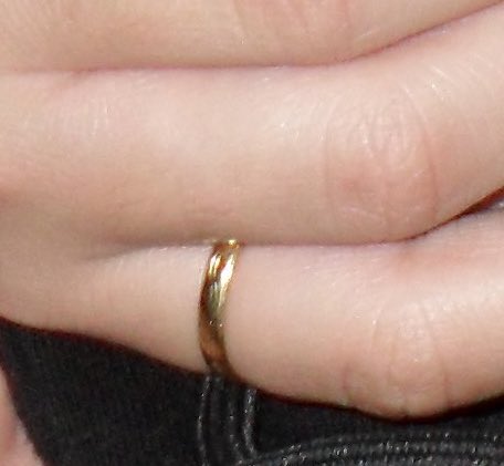 El anillo era como el de la foto. aunque no se vea muy bien. Si alguien supiera algo, o podéis ayudar haciendo que llegue a más gente, sería de gran ayuda. Gracias!
