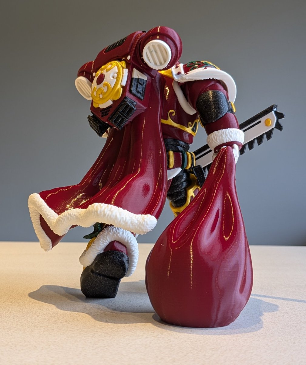 Santa with a chainsaw and rockets on his back?  Only <a href="/wekster2507/">Vedran Marjanovic Wekster</a> can make that stuff up 🤪.

This was a challenge.  6 colors painted in @prusaslicer and complicated supports.. 🙈.  But the <a href="/Prusa3D/">Prusa3D</a> #PrusaXL did it again!

#3dprinting <a href="/printablescom/">Printables.com</a>

More pics in thread..