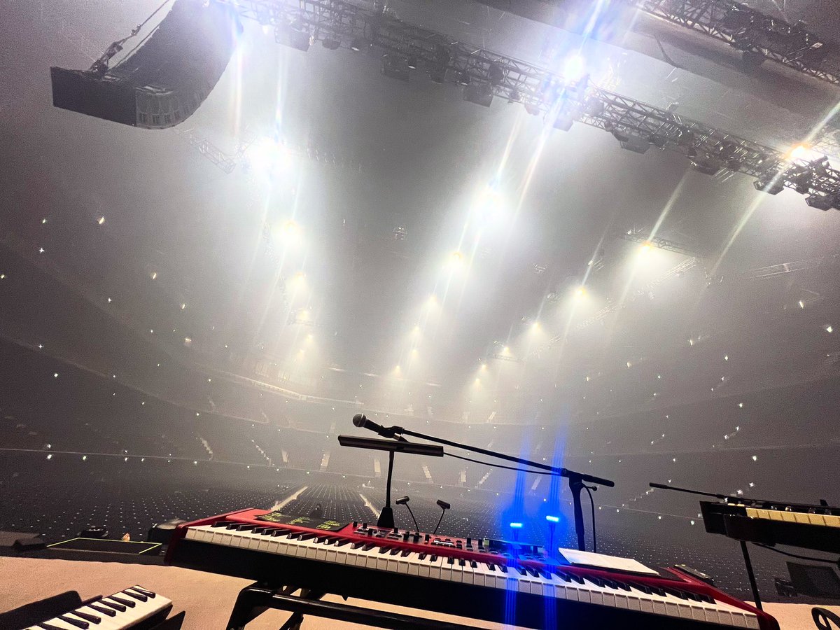 8ch_piano's tweet photo. ヨルシカ LIVE TOUR 2024「前世」 ファイナル 神奈川公演 @ぴあアリーナMM 2日目、無事終了！
個人的には色々演奏が荒ぶってしまった部分もありますが、バンドの勢いはしっかり温まっておりましたね( ˘ω˘ )
ヨルシカのお二人の楽しそうな姿が印象的だったな…(遠い目)
引き続き頑張りますでぇ〜！ https://t.co/iEvcE0Ixnk