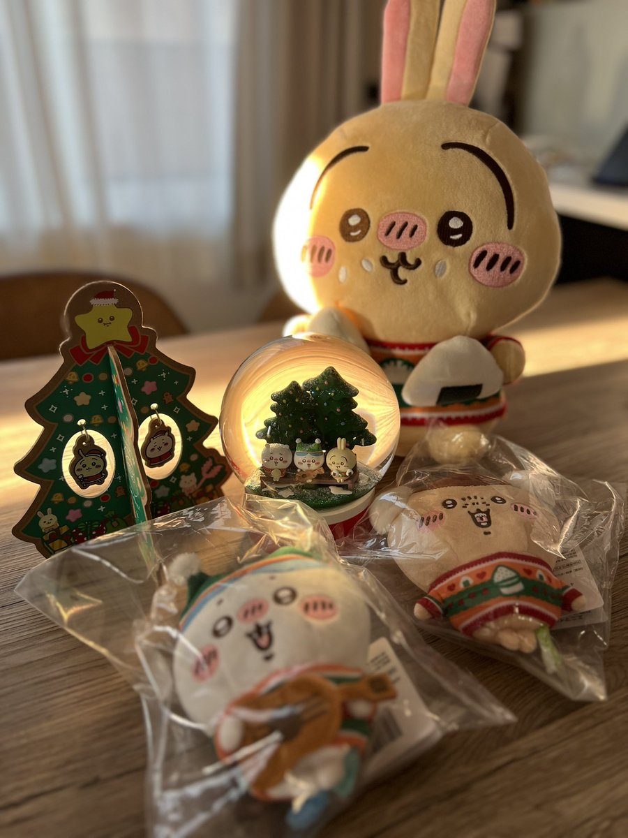 dec1st_risa's tweet photo. パパが残りの枚数聞いて、もう娘のクリスマス🎁だな…って言い聞かせながらやってた（笑）
シーサーいなくても、最近はうさぎとくりまんじゅうって言ってるから✨昨日は大きいうさぎと寝てたよ💤
#ちいかわ #エニマイくじ #ちい活 https://t.co/wbQiuJEaxY