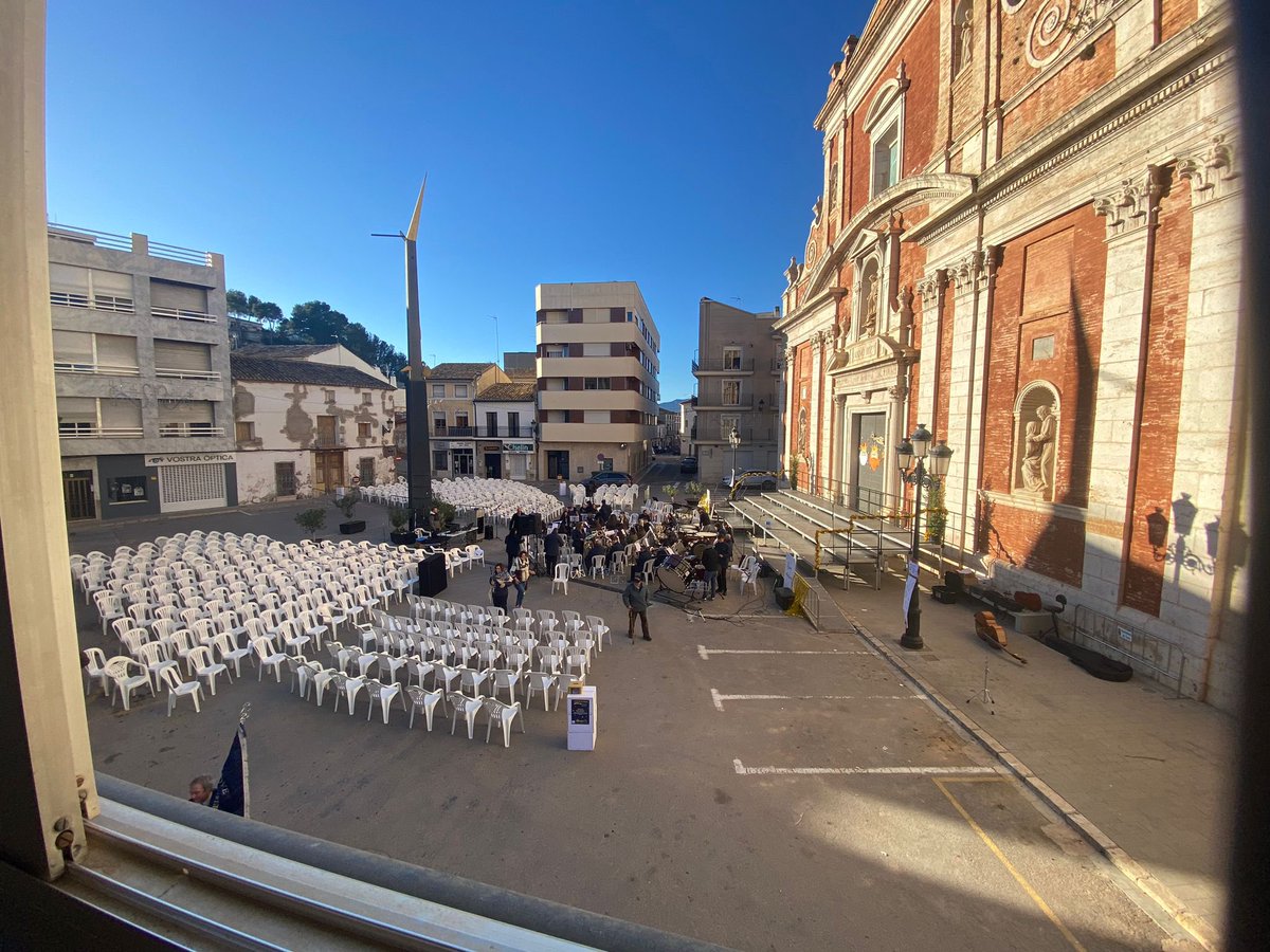 Bon dia! ☀️ 
Logística, esforç, treball, valors i art al servei del poble. Tot a punt per a disfrutar d’uns dels espectacles musicals més emblemàtics de la temporada 24/25: EL CONCERT DE NADAL 🎅🏻 🎄 

No te’l perdes! 💫 

Música, infantessa i educació=UNIVERSALITAT ♥️ 

#somutu