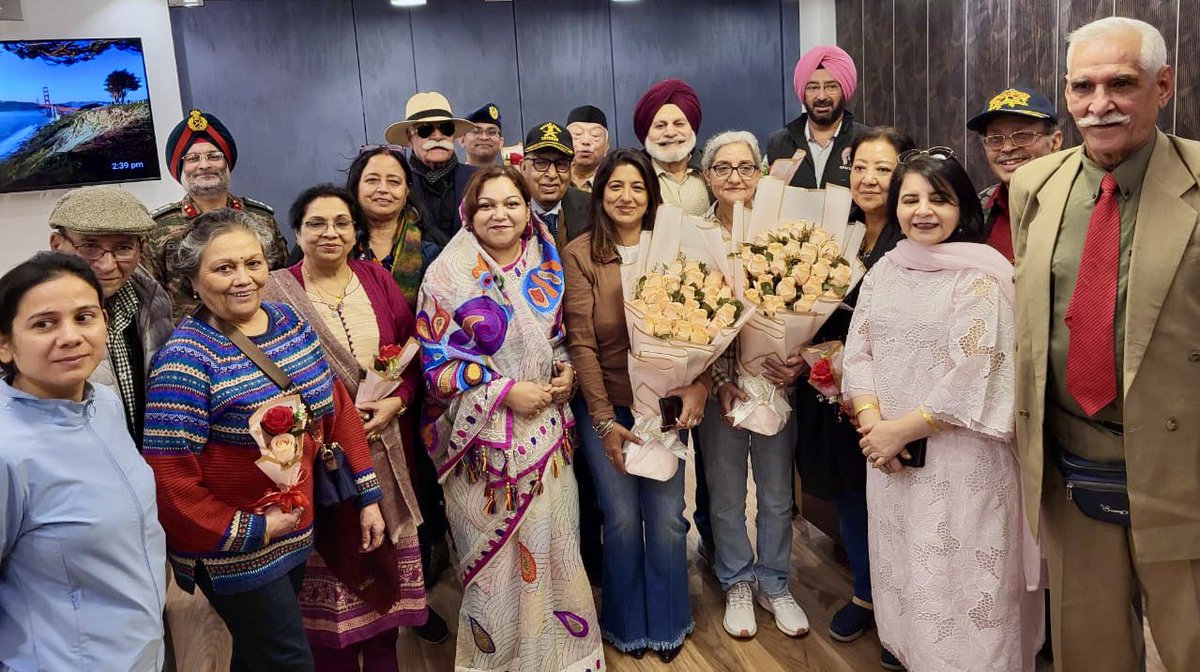 Commemorating 53rd anniversary of #LiberationWar

War Veterans &amp; officers of 🇮🇳&amp;🇧🇩 Army to participate in each other’s #VictoryDay celebrations tomorrow.

A team of 10 Muktijoddhas &amp; 🇧🇩Army officers departed for Kolkata &amp; a team of 10 🇮🇳War Veterans &amp; 🇮🇳Army officers reach Dhaka.