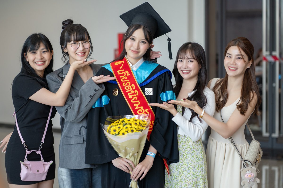 FordAntiTrust's tweet photo. ขอแสดงความยินดีกับน้องพราวด์ด้วยคร้าบบ 🎉✨
น้องพราวด์เรียนจบแล้วววว 🎓
#MarisaProud
#MahnmookChadatan
#Pimkhajon
#Famebabycat
#Petchpansa
#Sweat16 https://t.co/AuQH8ZqNIm