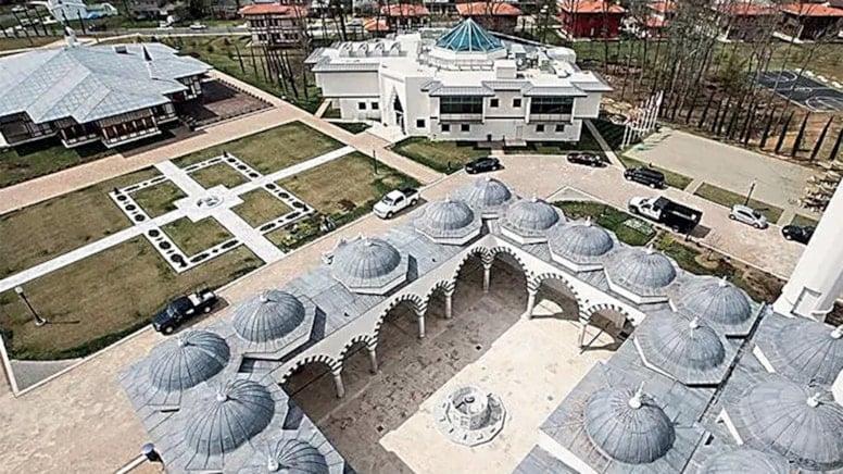 BrcTvAjans's tweet photo. Diyanet’in şirket kurup milyon dolarlar harcayarak, ABD’de yüzme havuzu, hamam, restoran ve villalar yaptırdığı iddiaları doğrulanmış.. 

Diyanet neden ABD'ye yatırım yapar? 

Din işlerinden sorumlu bir kurumun ne işi olabilir ABD'de...? https://t.co/P1mwFUZmhV