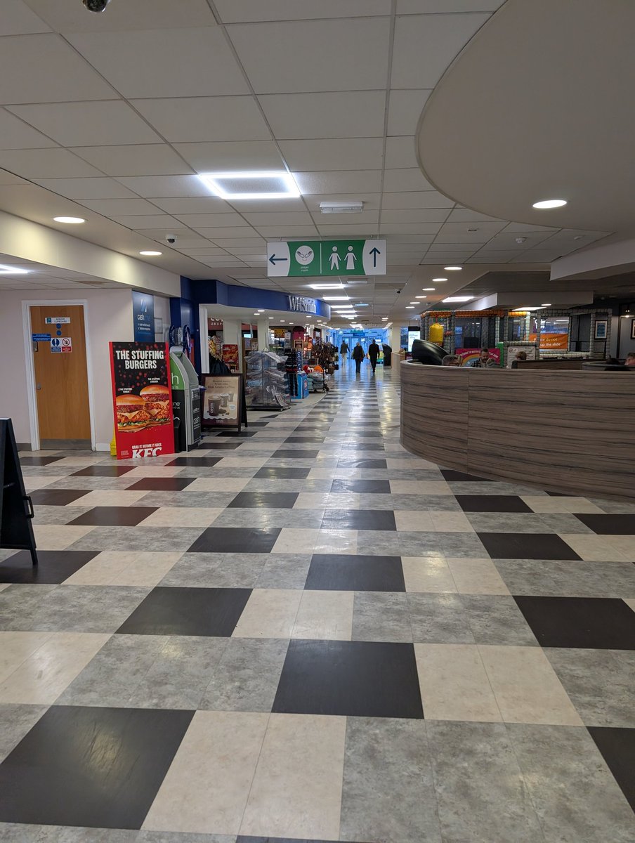 phantomtoll's tweet photo. M4 service station. Never seen one this empty! #SundayAM #cardiffbound https://t.co/AZgksHHti5