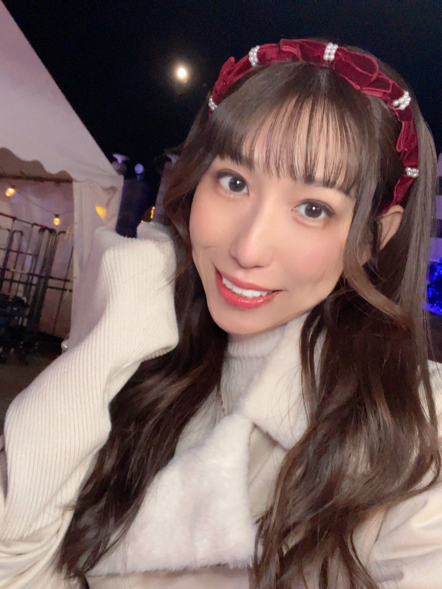 ainya_yamadaai's tweet photo. 『海の街マルシェ』
日立シビックセンターさん
ありがとうございました✨✨

イルミネーションの中で歌うのすっごいね⁉️⁉️笑。
楽しかったあああっ✨✨
今年も茨城では沢山歌わせてもらって、本当にお世話になりましたっ‼️だいすきな場所だよっ✨
来年もよろしくねっっ🩷🩷 https://t.co/pQdJOYzCa6