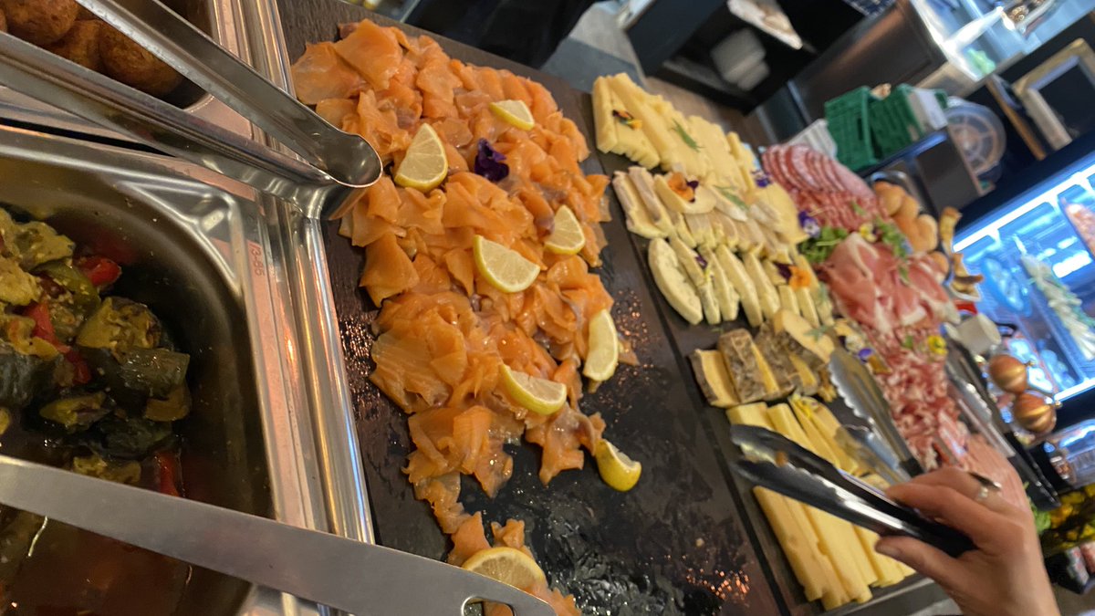 Brunch de noël ! On est pas mal ! <a href="/flipandlaw/">Aurore</a> <a href="/AudeSirven/">Aude Sirven</a> <a href="/QueenAlienor/">QueenAlienor👑🥑⚖️</a> <a href="/Athemis_/">Athémis</a> <a href="/PlumpyLady/">LittleMe aka menu fretin du Barreau ⚖</a>