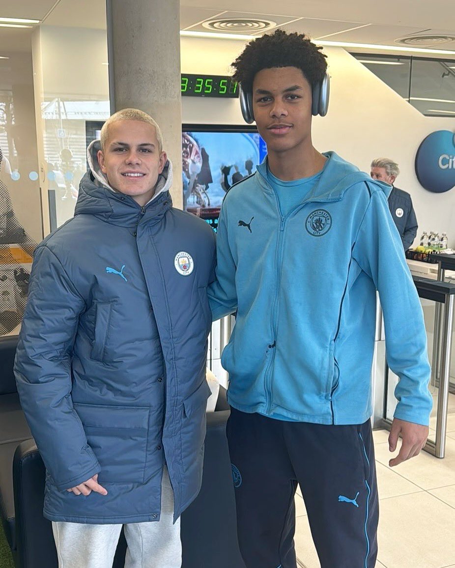 FabrizioRomano's tweet photo. 🔵🇺🇸 EXCL: Manchester City’s future gem Cavan Sullivan has visited the club this weekend.

 Cavan (15) will join Man City in 2027 🫱🏻‍🫲🏼

Special weekend visiting Etihad Stadium and his future training ground.

Cavan became the youngest player ever to debut in MLS in July. https://t.co/TcPYto87mr