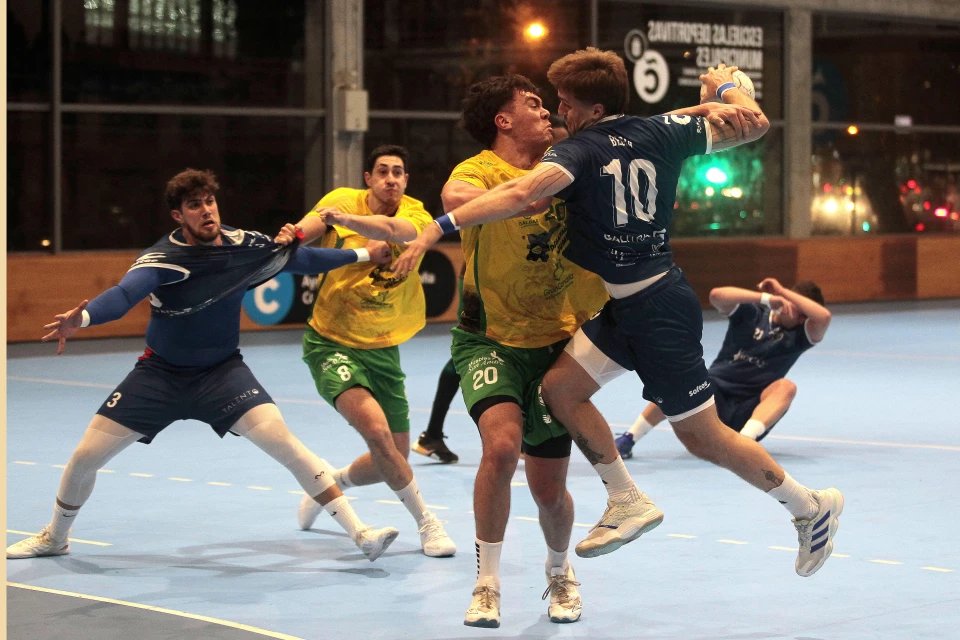 𝗘𝗹 𝗗𝗲𝘀𝗮𝘁𝗮𝘀𝗰𝗼𝘀 𝗝𝘂𝗺𝗯𝗼 𝗚𝗮́𝗹𝗱𝗮𝗿 𝘀𝘂𝗰𝘂𝗺𝗯𝗲 𝗮𝗻𝘁𝗲 𝗲𝗹 𝗹𝗶́𝗱𝗲𝗿 (𝟯𝟰-𝟮𝟳)

balonmanogaldar.com/uncategorized/…

#DesatascosJumbo #Balonmano #Grancanaria #MuchoPorVivir #LatitudDeVida