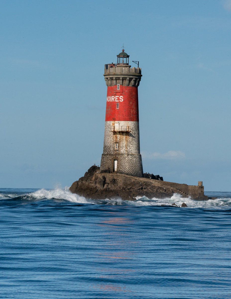 Le phare des Pierres Noires en mer d'Iroise.