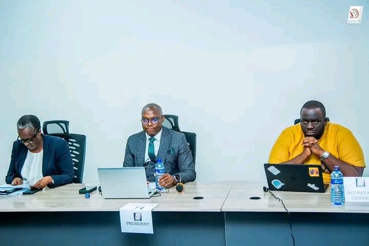 douglasHezu's tweet photo. Muri A.G ya @laFEBABU yabaye ejo le 14-12-2024,#Claver HACIMANA ayirongoye yavuze:
- ko basanzeho imiliyoni 72 arik ubu bafise 130 mu bigega.
-Abakinyi mva makungu umurwi wemerew ni 5 kandi mu kibuga hazinjira ba 3.
-Imirwi izokina #roadtovbl ni 12 ubu. https://t.co/CyyxS19RiZ
