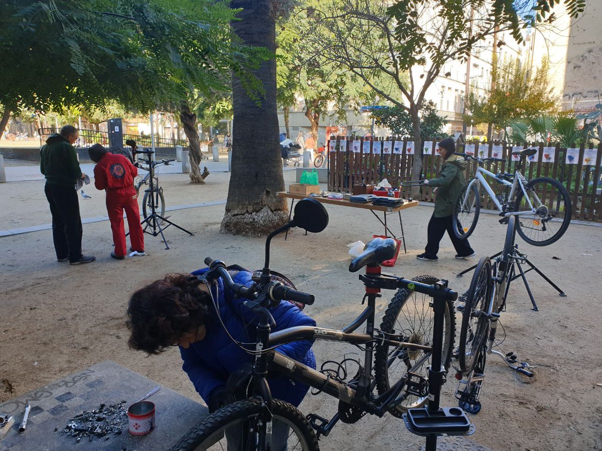 CdEinesiFeines's tweet photo. Ahir vam tenir un doble taller d'#autoreparació ben animat: 3 bicis de muntanya i una de ciutat van ser millorades sota l'atenta mirada de la nostra mecànica, i, a la #restart party, de 7 aparells 2 van quedar reparats i 2 encaminats per acabar de reparar aviat.
Tornem el gener! https://t.co/pxuebJZcoP