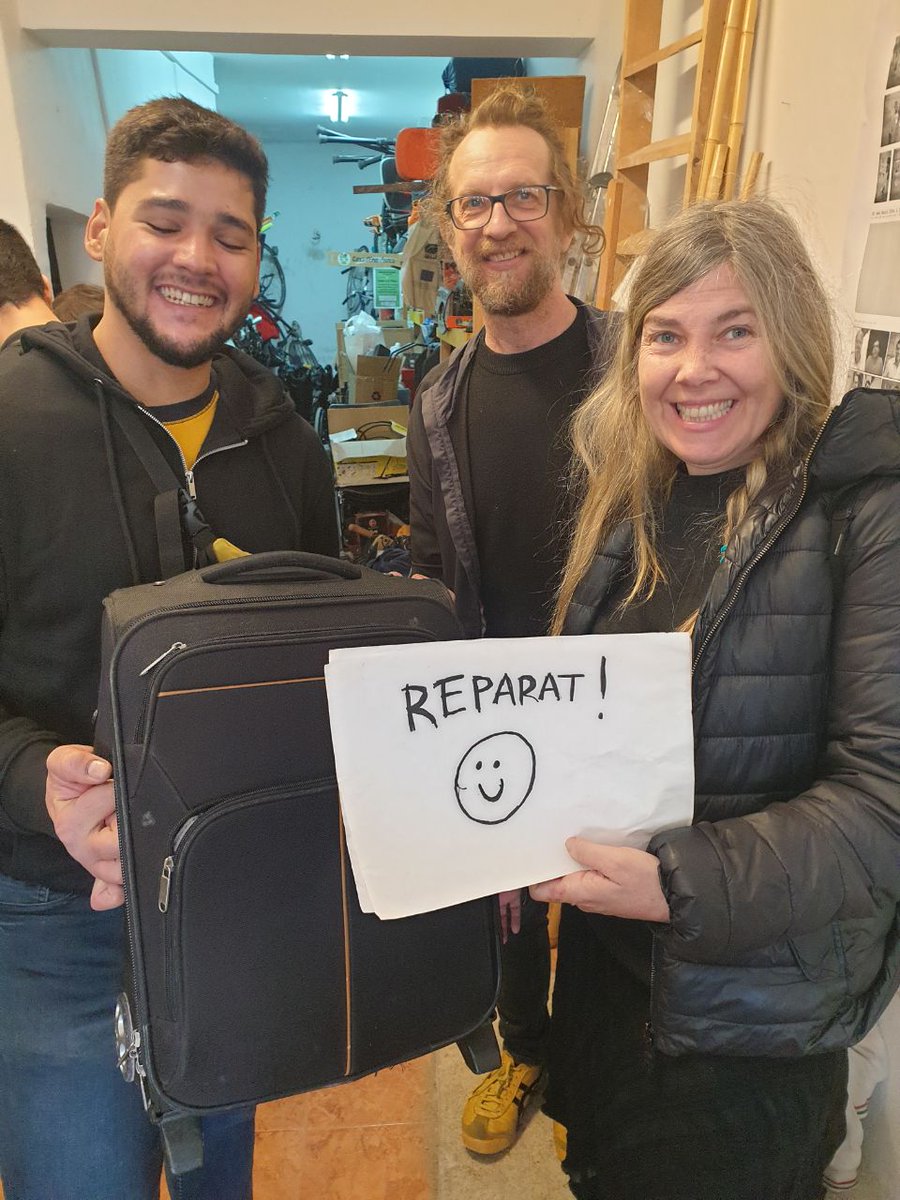 CdEinesiFeines's tweet photo. Ahir vam tenir un doble taller d'#autoreparació ben animat: 3 bicis de muntanya i una de ciutat van ser millorades sota l'atenta mirada de la nostra mecànica, i, a la #restart party, de 7 aparells 2 van quedar reparats i 2 encaminats per acabar de reparar aviat.
Tornem el gener! https://t.co/pxuebJZcoP
