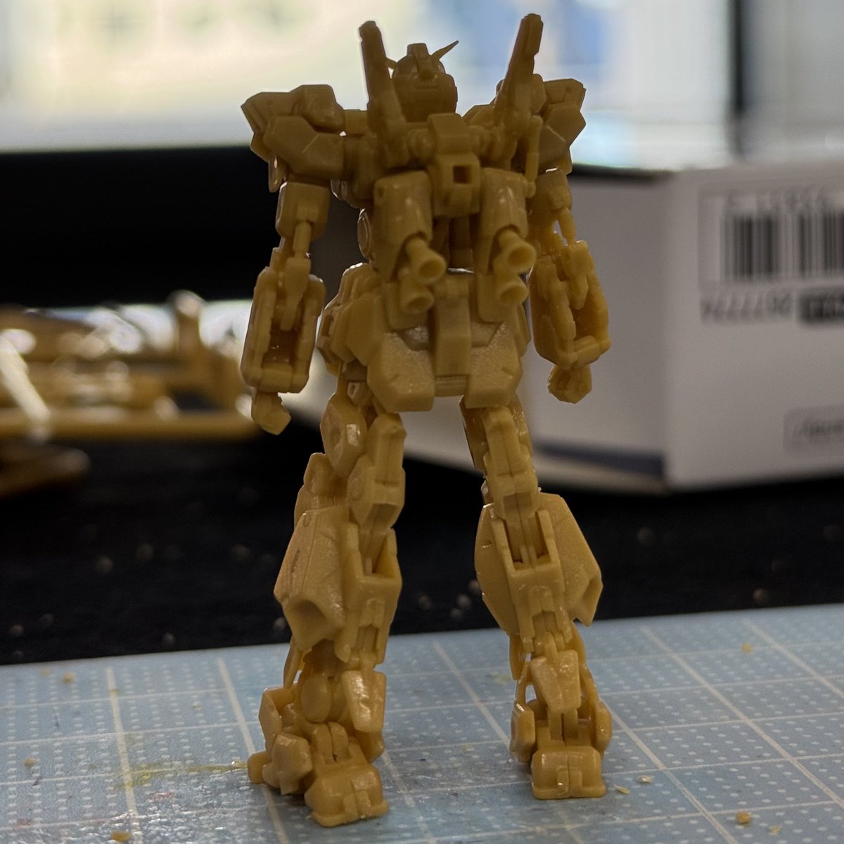 Category5M's tweet photo. 同じくガンダムアーティファクト第四弾のガンダムMk-IIも本体だけ組み上げました。パーツの合いも良く組みやすかったのですが、背中バインダーのパイプだけが極小でうまくはまらず、片方紛失してしまいました…挽回策検討中です。 https://t.co/9V7hufVeDU