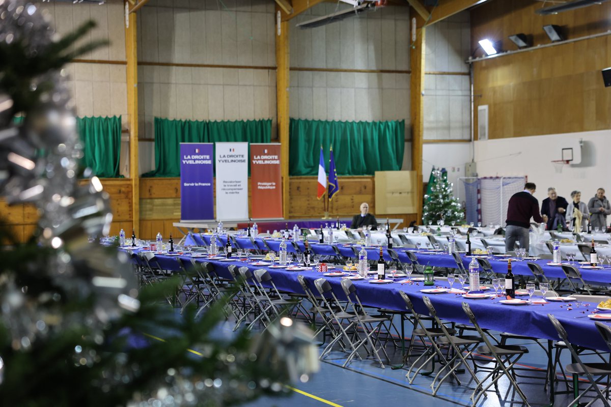 LesRep78's tweet photo. Immense plaisir d’avoir retrouvé les militants de notre fédération pour le banquet de Noël 🎅 

Aux côtés de notre président @othmannasrou et @sophieprimas, la droite montre qu’elle peut se redresser. https://t.co/Leat0umeHL