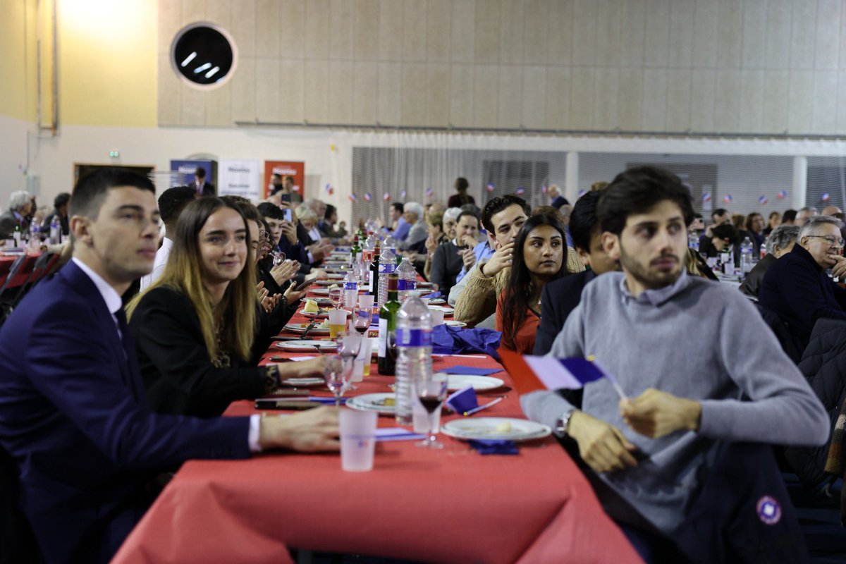 LesRep78's tweet photo. Immense plaisir d’avoir retrouvé les militants de notre fédération pour le banquet de Noël 🎅 

Aux côtés de notre président @othmannasrou et @sophieprimas, la droite montre qu’elle peut se redresser. https://t.co/Leat0umeHL