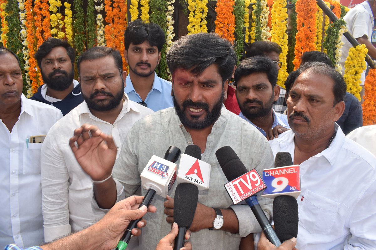 JSPNLRDIST's tweet photo. అమరజీవి పొట్టిశ్రీరాములు గారి 72వ వర్థంతి సందర్బంగా నెల్లూరు జిల్లా @JanaSenaParty నాయకులు  నాయకులు ఆత్మకూరు బస్టాండ్ దగ్గర ఉన్నటువంటి పొట్టి శ్రీరాములు విగ్రహానికి  పూలమాలలు వేసి ఘనంగా నివాళులు అర్పించారు.

#PottiSriRamulu #amarajeevi
#AtmarpanDay #AndhraPradesh 

@PawanKalyan https://t.co/AdbzgtJ1zw