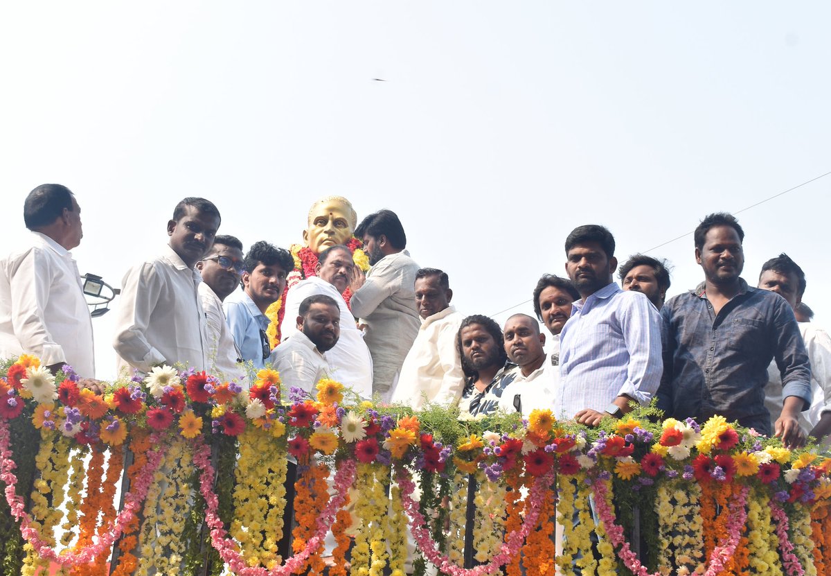 JSPNLRDIST's tweet photo. అమరజీవి పొట్టిశ్రీరాములు గారి 72వ వర్థంతి సందర్బంగా నెల్లూరు జిల్లా @JanaSenaParty నాయకులు  నాయకులు ఆత్మకూరు బస్టాండ్ దగ్గర ఉన్నటువంటి పొట్టి శ్రీరాములు విగ్రహానికి  పూలమాలలు వేసి ఘనంగా నివాళులు అర్పించారు.

#PottiSriRamulu #amarajeevi
#AtmarpanDay #AndhraPradesh 

@PawanKalyan https://t.co/AdbzgtJ1zw