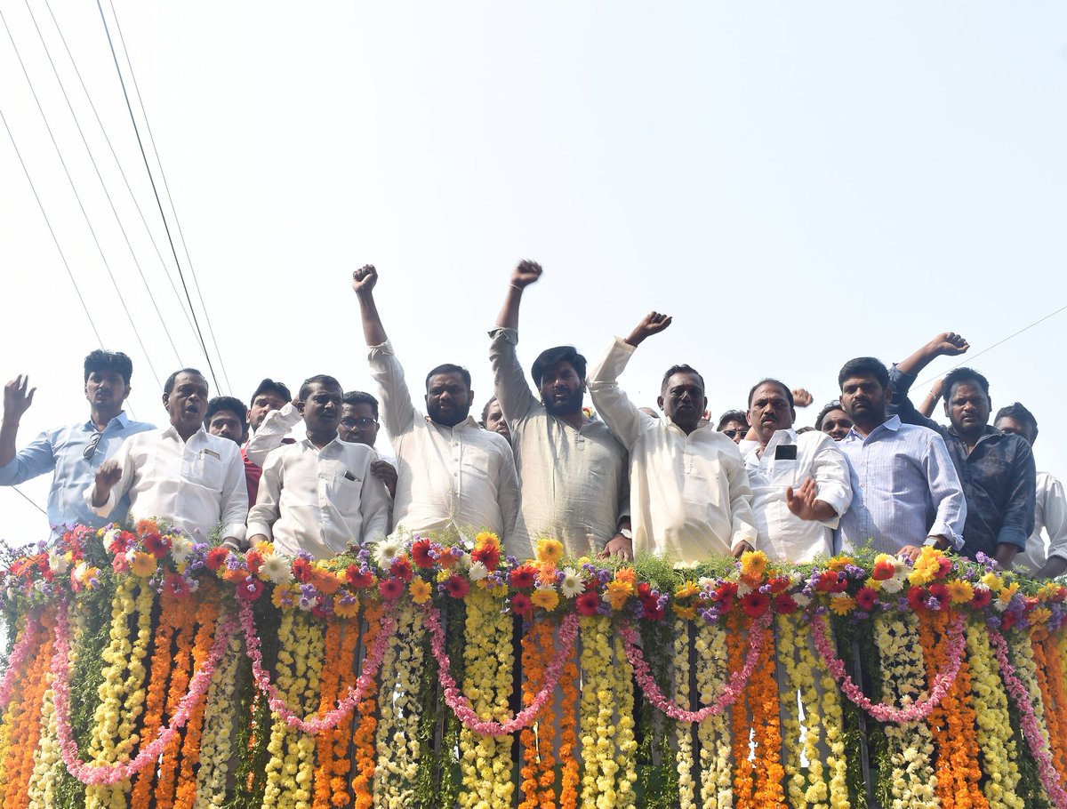 JSPNLRDIST's tweet photo. అమరజీవి పొట్టిశ్రీరాములు గారి 72వ వర్థంతి సందర్బంగా నెల్లూరు జిల్లా @JanaSenaParty నాయకులు  నాయకులు ఆత్మకూరు బస్టాండ్ దగ్గర ఉన్నటువంటి పొట్టి శ్రీరాములు విగ్రహానికి  పూలమాలలు వేసి ఘనంగా నివాళులు అర్పించారు.

#PottiSriRamulu #amarajeevi
#AtmarpanDay #AndhraPradesh 

@PawanKalyan https://t.co/AdbzgtJ1zw