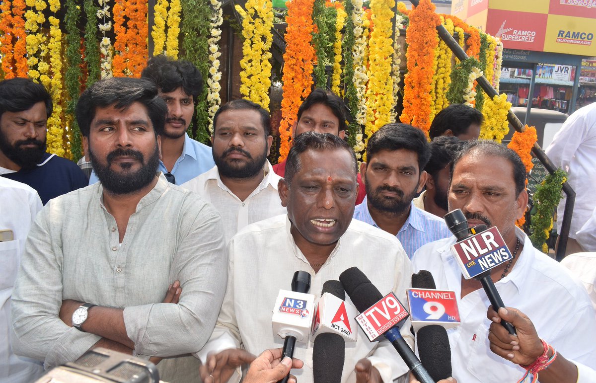 JSPNLRDIST's tweet photo. అమరజీవి పొట్టిశ్రీరాములు గారి 72వ వర్థంతి సందర్బంగా నెల్లూరు జిల్లా @JanaSenaParty నాయకులు  నాయకులు ఆత్మకూరు బస్టాండ్ దగ్గర ఉన్నటువంటి పొట్టి శ్రీరాములు విగ్రహానికి  పూలమాలలు వేసి ఘనంగా నివాళులు అర్పించారు.

#PottiSriRamulu #amarajeevi
#AtmarpanDay #AndhraPradesh 

@PawanKalyan https://t.co/AdbzgtJ1zw
