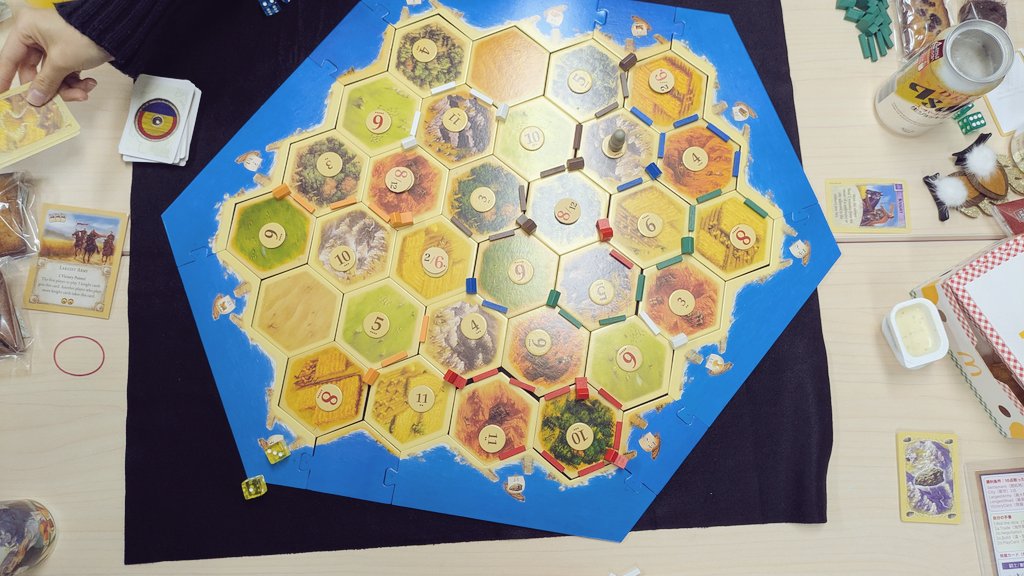 忘年会で大カタン大会やったー！めちゃくちゃ楽しかったし、来てくれたひとみんなたのしそうだったからとてもうれしい。カタンめちゃくちゃハマってる