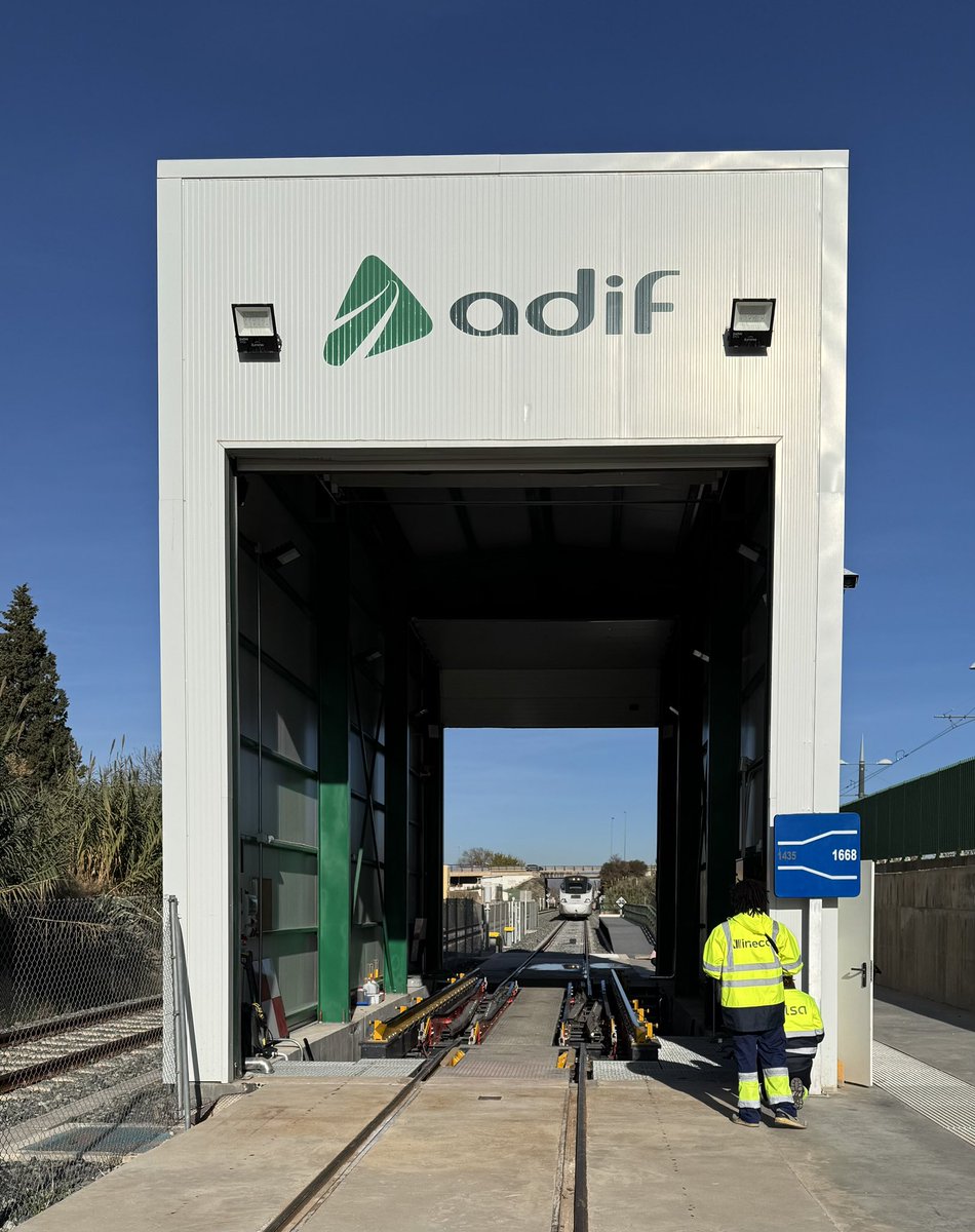 ChristianMMonge's tweet photo. Alvia S730 llegando puntual al cambiador de ancho de Cerrillo de Maracena (Granada), lo que posibilita, desde hoy, un servicio adicional diario por sentido en la relación de Almería y Granada con Madrid. https://t.co/B3tZfTP3ZE