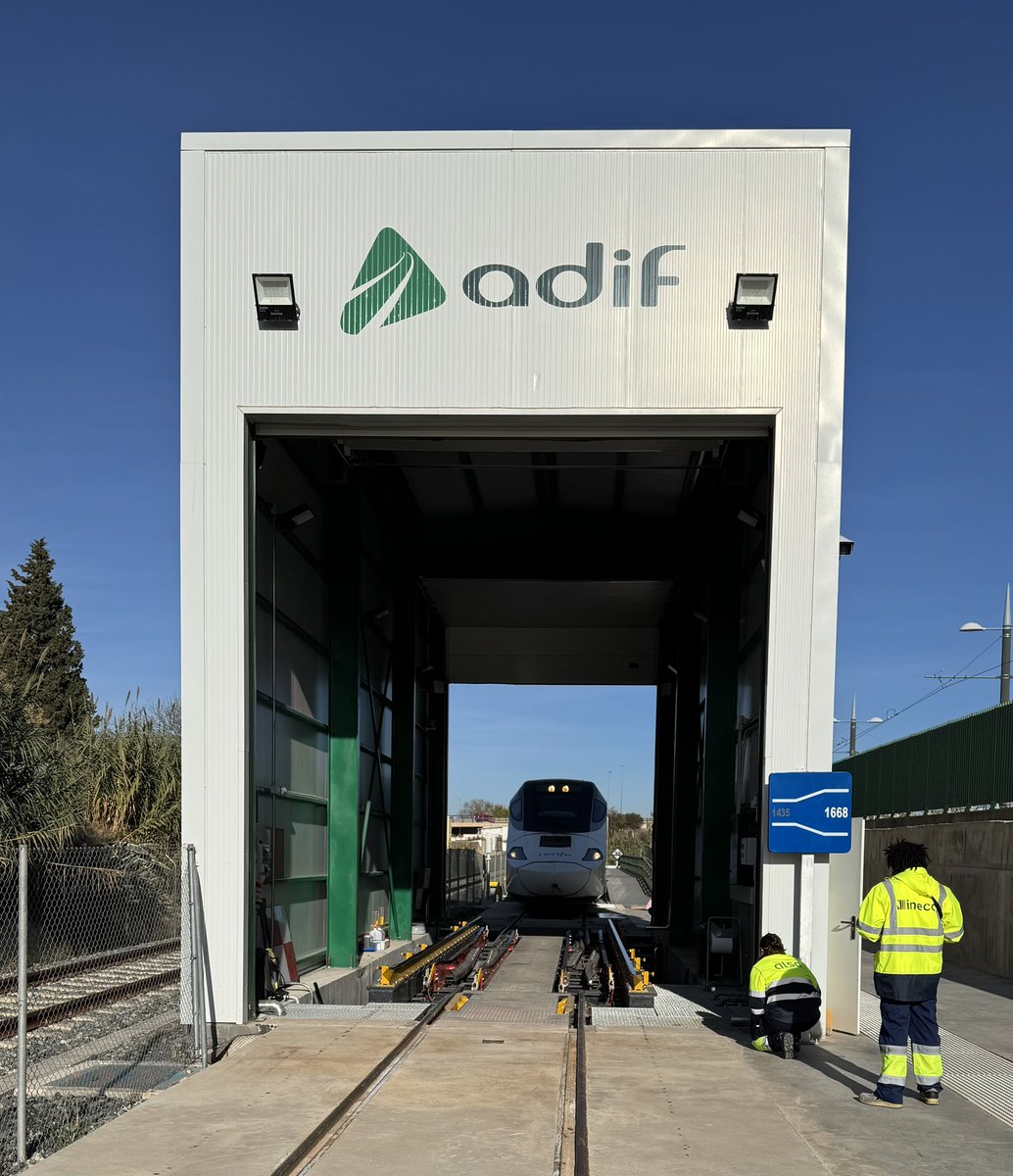 ChristianMMonge's tweet photo. Alvia S730 llegando puntual al cambiador de ancho de Cerrillo de Maracena (Granada), lo que posibilita, desde hoy, un servicio adicional diario por sentido en la relación de Almería y Granada con Madrid. https://t.co/B3tZfTP3ZE
