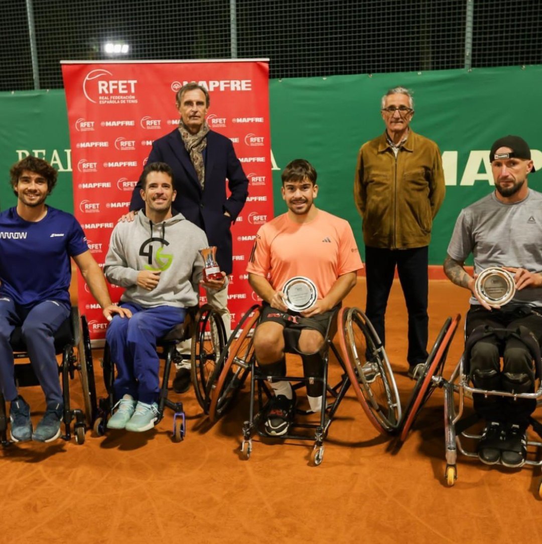 El <a href="/rclubpineda/">Real Club Pineda</a> ha acogido el Campeonato de España de tenis en silla 2024.
🏆individual de <a href="/tindelapuente/">Martin de la Puente</a> con final de <a href="/DaniCaver/">Daniel Caverzaschi</a> 
🏆dobles de <a href="/DaniCaver/">Daniel Caverzaschi</a> y <a href="/kike_siscar/">Kike Siscar🎾♿️</a> con final de <a href="/tindelapuente/">Martin de la Puente</a> y Dominik Bukala.
Octavo título de Martín.
Quinto de Dani/Kike.