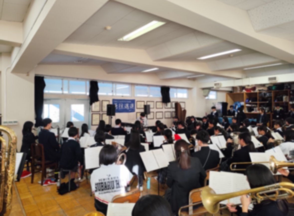 kogane_wind's tweet photo. 本日、本校と市立松戸高校にて12月24日(火)に行われる「なかよしコンサート」に向けて、２回目となる学年別合同バンドの練習を行いました！お互いの仲が深まる、楽しい一日になりました✨本番に向けて練習に励んでいきます💪 https://t.co/mbzP4cTnPJ