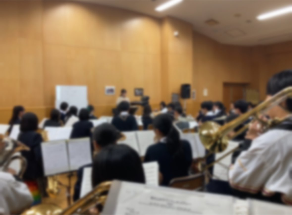 kogane_wind's tweet photo. 本日、本校と市立松戸高校にて12月24日(火)に行われる「なかよしコンサート」に向けて、２回目となる学年別合同バンドの練習を行いました！お互いの仲が深まる、楽しい一日になりました✨本番に向けて練習に励んでいきます💪 https://t.co/mbzP4cTnPJ
