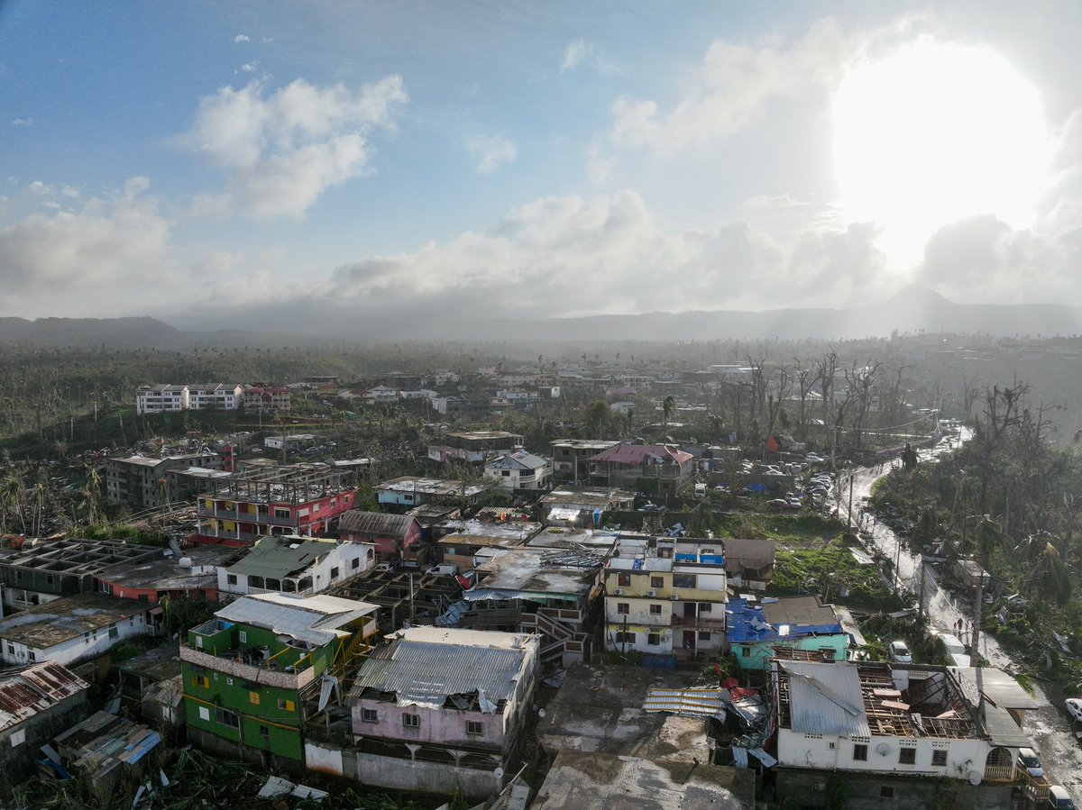 Bee_Mondroha's tweet photo. Grâce à DroneGo Mayotte - Drone Océan Indien, j'ai enfin pu voir des images de mon village Tsingoni. 

J'ai zoomé pour essayer de retrouver ma maison. 

Ce silence est tellement dur.

#Chido #Mayotte https://t.co/NahV5iRzIW