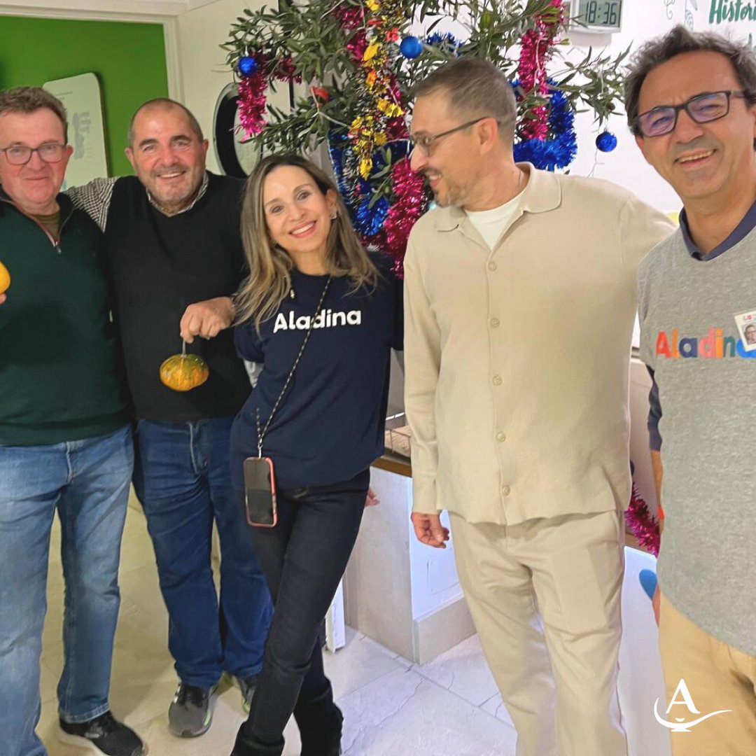Con un poco de espumillón y muuucha ilusión, los voluntarios de Aladina en el Niño Jesús decoraron los pasillos de la Unidad de Oncología Infantil para que los aladinos ingresados en el hospi disfruten de la magia de la #Navidad🎄
