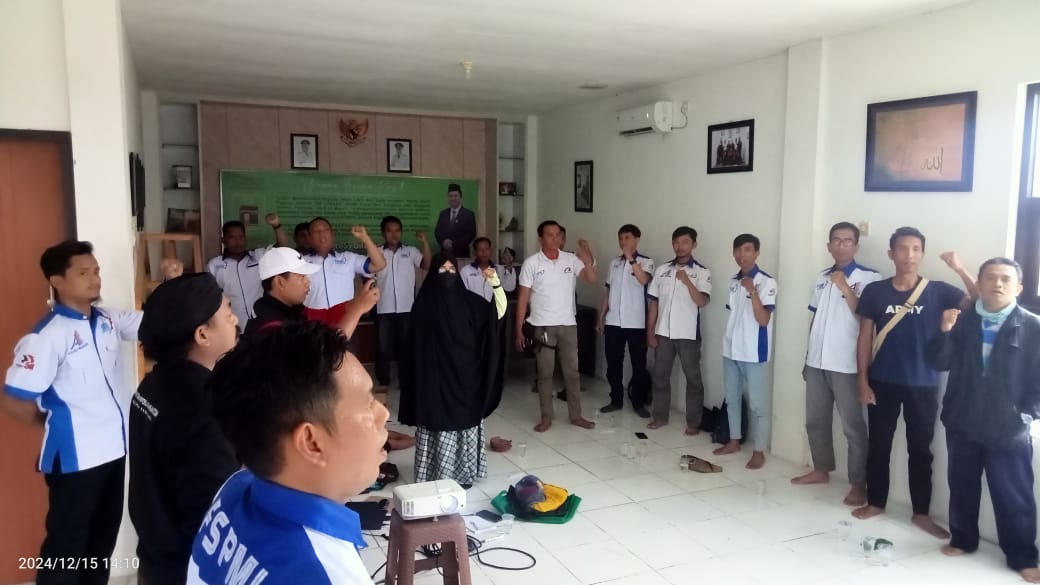 FSPMI_KSPI's tweet photo. Agenda Pendidikan Training Center FSPMI Gresik: Fungsi Peranan Media elektronik di Dalam Perjuangan Kaum Buruh, hal ini  sekaligus merupakan langkah strategis dalam memperkuat kapasitas dan solidaritas buruh di tengah tantangan perubahan regulasi (15/12). https://t.co/ljNYqjFjoP