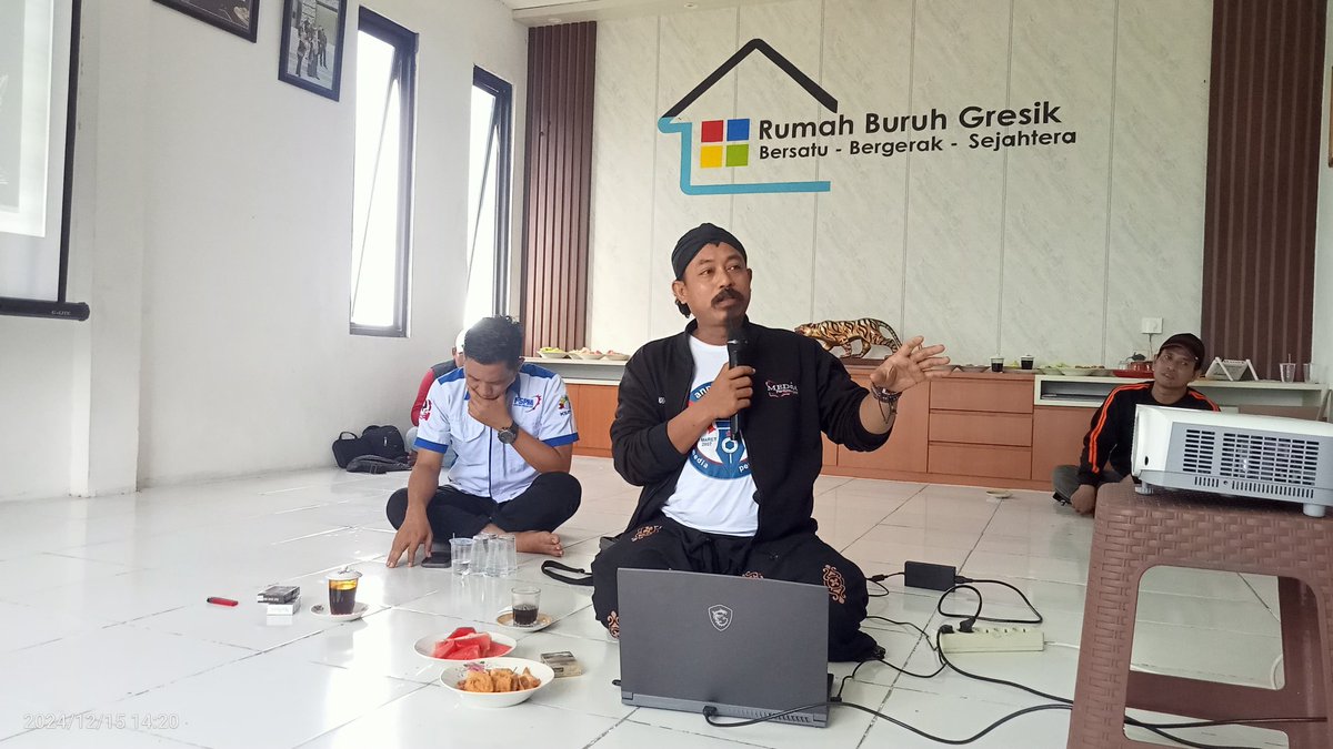 FSPMI_KSPI's tweet photo. Agenda Pendidikan Training Center FSPMI Gresik: Fungsi Peranan Media elektronik di Dalam Perjuangan Kaum Buruh, hal ini  sekaligus merupakan langkah strategis dalam memperkuat kapasitas dan solidaritas buruh di tengah tantangan perubahan regulasi (15/12). https://t.co/ljNYqjFjoP