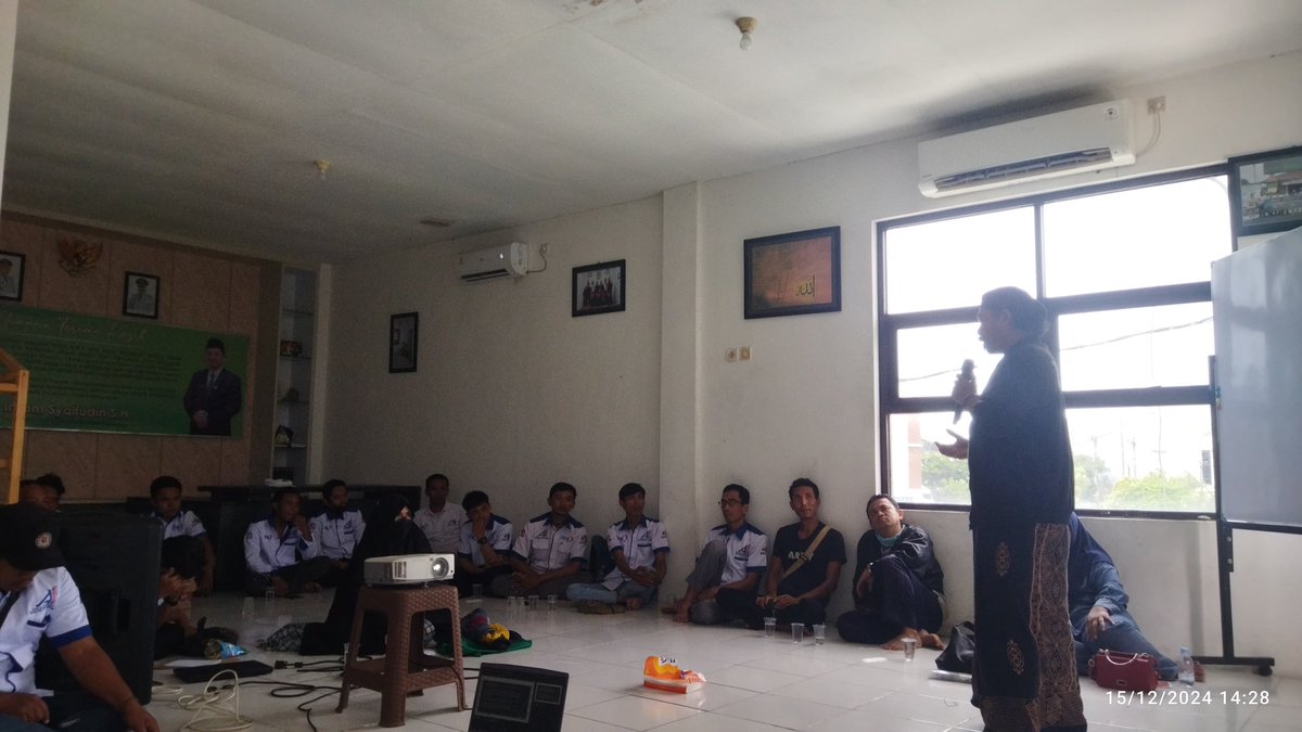 FSPMI_KSPI's tweet photo. Agenda Pendidikan Training Center FSPMI Gresik: Fungsi Peranan Media elektronik di Dalam Perjuangan Kaum Buruh, hal ini  sekaligus merupakan langkah strategis dalam memperkuat kapasitas dan solidaritas buruh di tengah tantangan perubahan regulasi (15/12). https://t.co/ljNYqjFjoP
