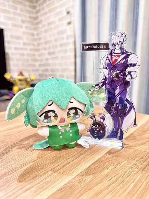 【冬コミグッズ紹介】ライカンさんが何でもご用意してくれるアクスタ完成品が届きました〜!サイズ比較ついでに組み立て例を… 私共にとって作業のお供のカフェインからお気に入りのぬいぐるみまで、ご主人様へのご用意は容易いことでございます