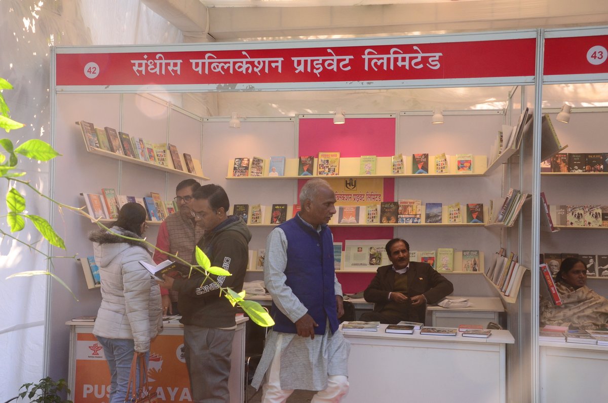 sahityaakademi's tweet photo. #साहित्यअकादेमी पुस्तक मेला ‘पुस्तकायन’ में पुस्तक-प्रेमी पाठक।
@rashtrapatibhvn @PMOIndia @gssjodhpur @Rao_InderjitS @MinOfCultureGoI @secycultureGOI
#booksforall #libraryforbooks https://t.co/YqGWxdtFyJ
