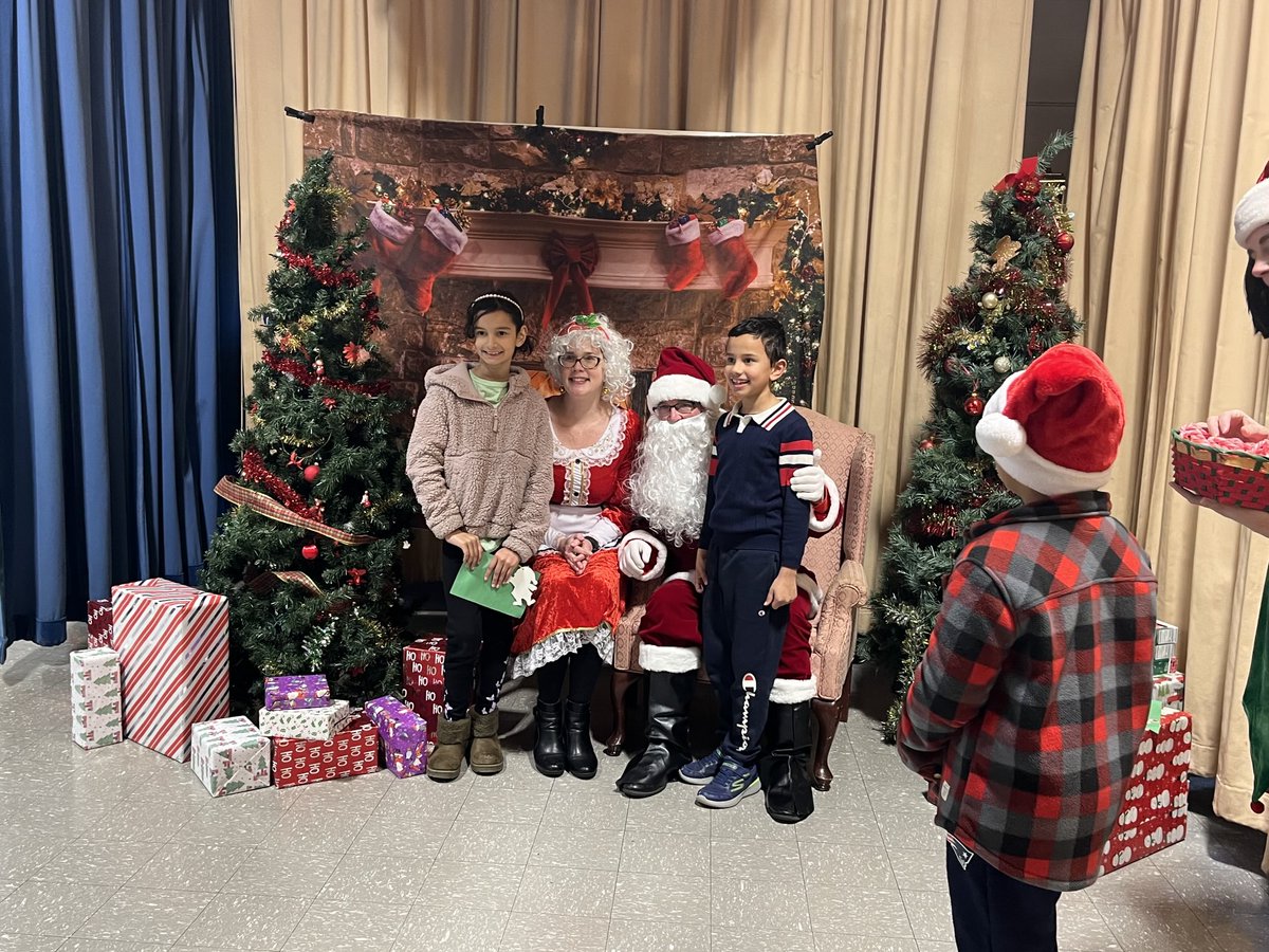 Balchbears1's tweet photo. Thank you to the families, PTO, Volunteers, and especially Mr. And Mrs. Claus for a wonderful Pancake Breakfast at the Balch! #BeALearningChampionHere https://t.co/XQwsunJxrk