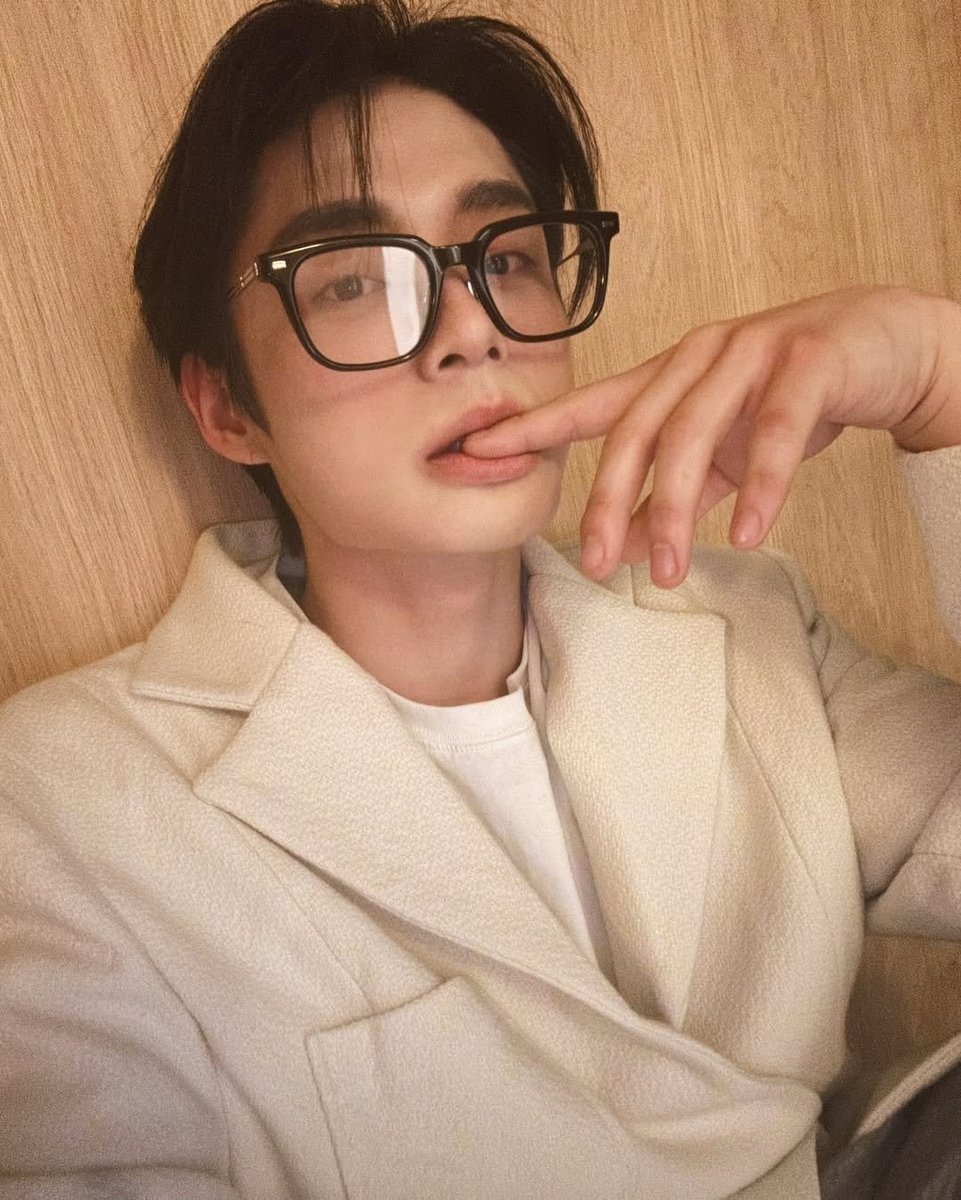 Just sitting here, letting the calm settle in. Dressed in a white-suit, I’m embracing a laid-back look. My glasses and not-so-tousled hair complete the look.