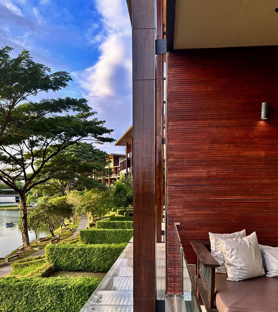 minimatter's tweet image. วีคนี้มาพัก atta เขาใหญ่ อากาศดีมาก 18 องศา ดูพระอาทิตย์ตกที่ระเบียงห้องพักวิวทะเลสาบได้เลย 🏕️🌥️